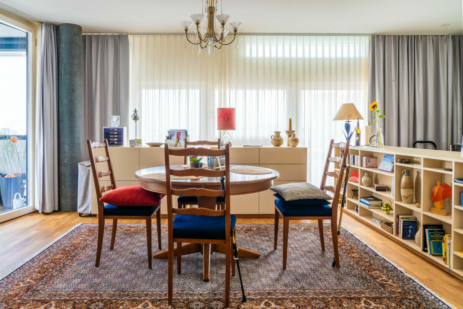 Der Nussbaumtisch schaffte es nach Basel in die neue Wohnung © Oliver Thommen
