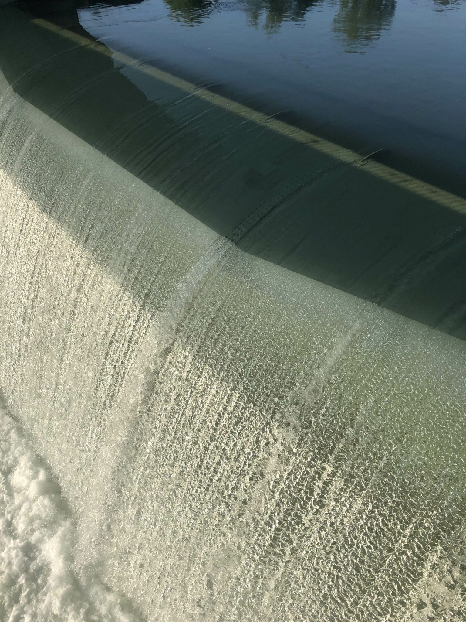 Rheinfall an Kraftwerk Schleuse