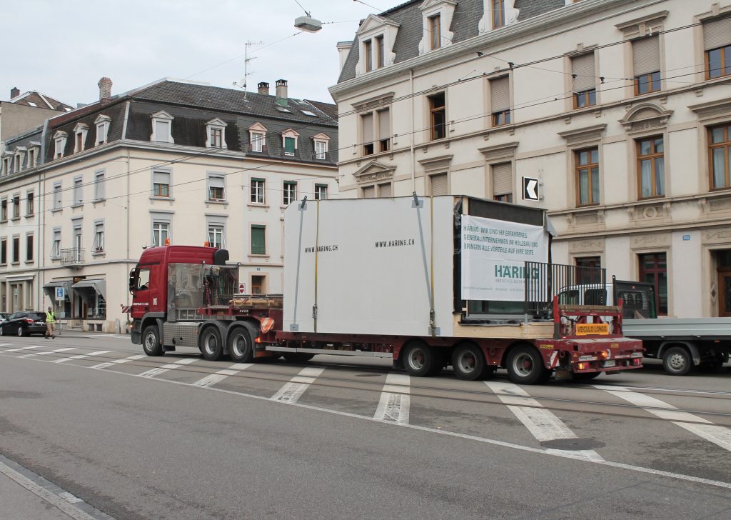 Per Sattelschlepper werden die Holz-Module im Dreiviertelstundentakt angeliefert