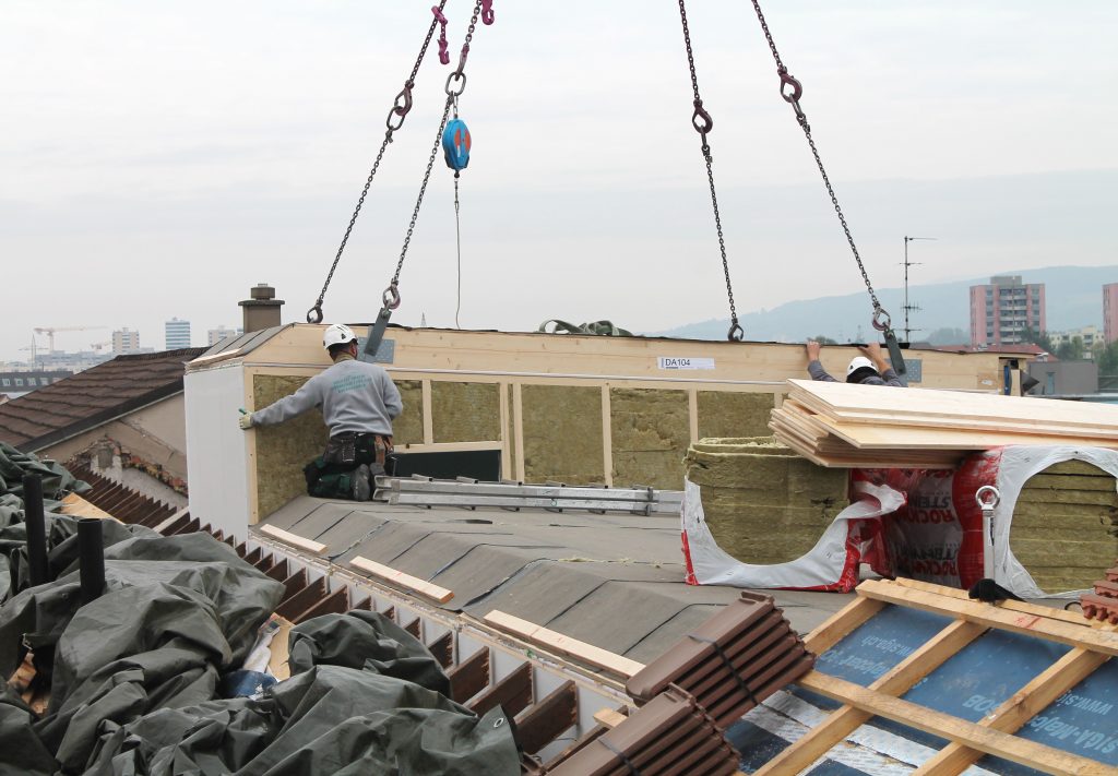 Zentimetergenau werden die Holz-Module eingepasst...