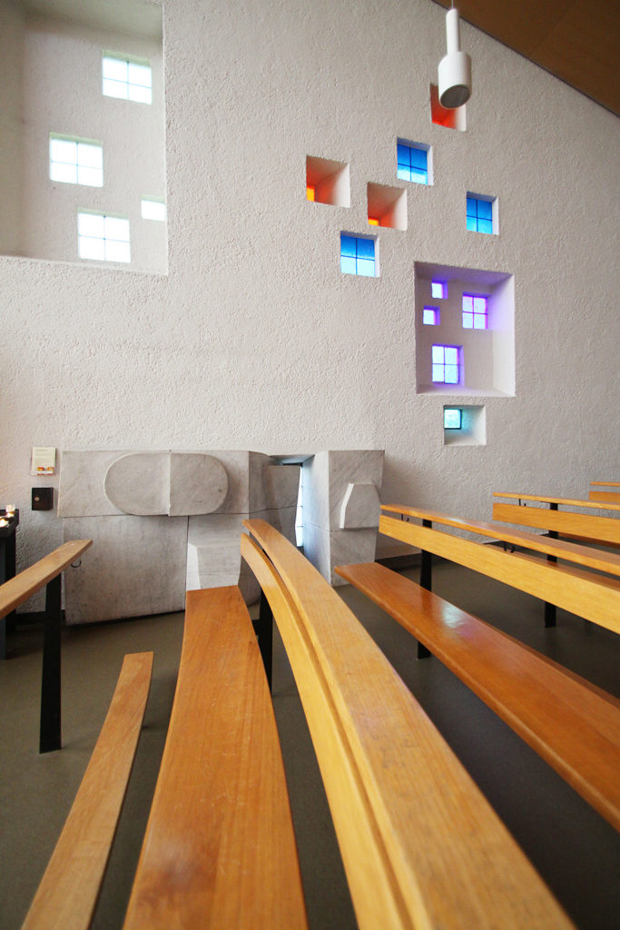«Bodensteine» von Paul Speck und Pierino Selmoni, 1958, Bruder Klaus Kirche (Arch. Hermann Baur), Birsfelden © Architektur Basel