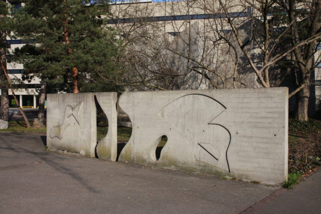 Wandrelief beim Eingang des Areals an der Vogelsangstrasse © Architektur Basel