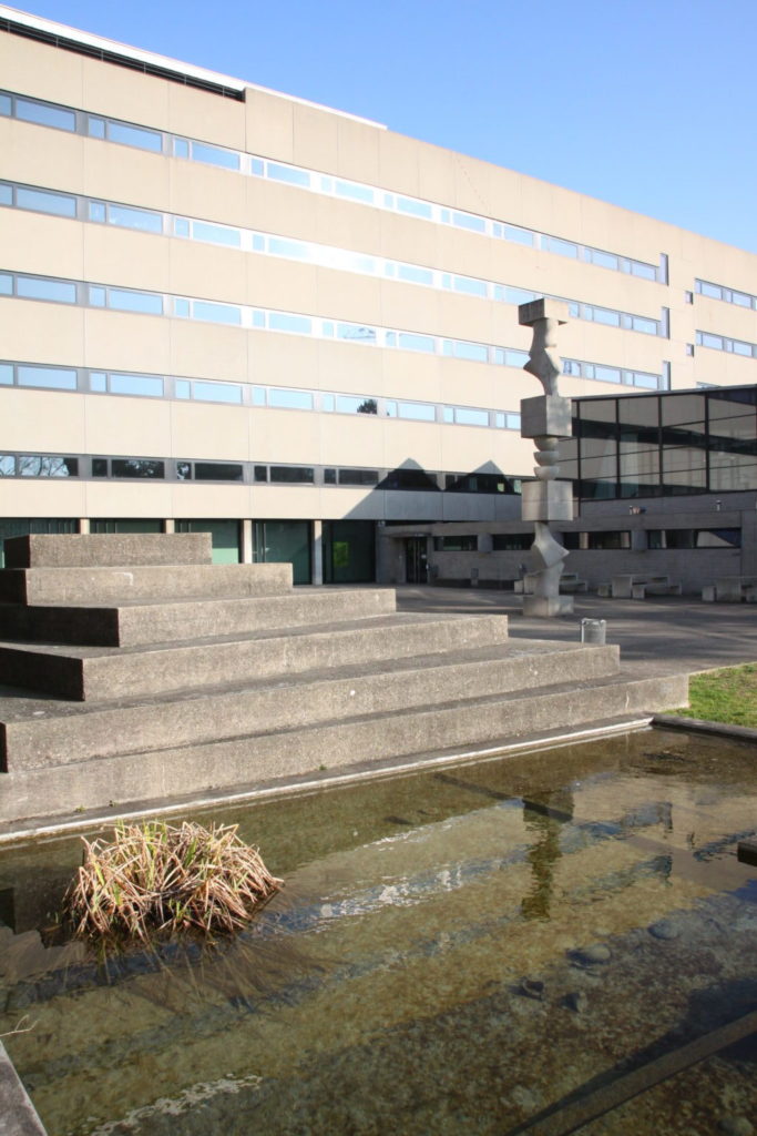 Die Stufenpyramide von Armin Hofmann mit Arps Betonstele © Architektur Basel