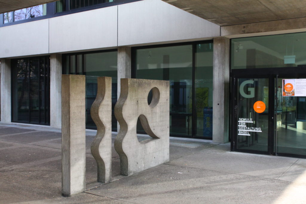 Wandrelief beim Eingang des SfG Trakts © Architektur Basel