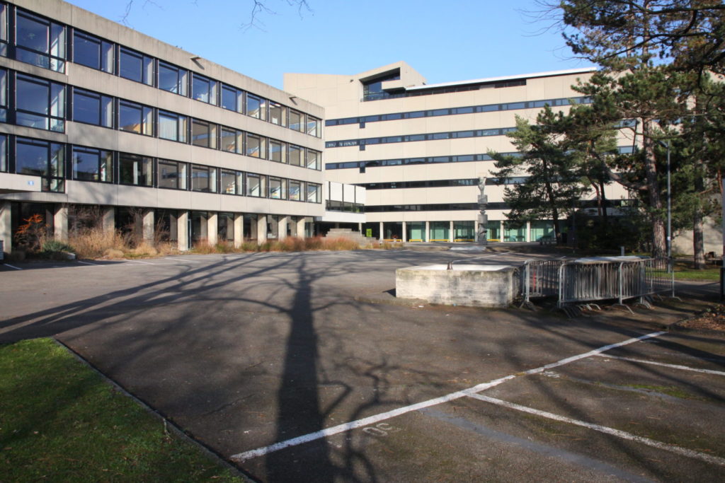 Der Pausenhof mit der Betonstele im Hintergrund © Architektur Basel