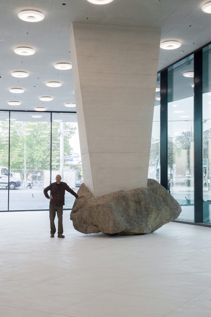 Der Künstler neben seinem unverrückbaren Werk © Oliver Christe