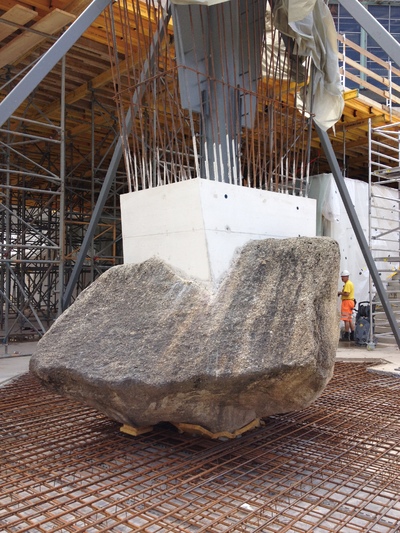 Der Findling an seiner definitiven Position © Jermann Ingenieure + Geometer AG