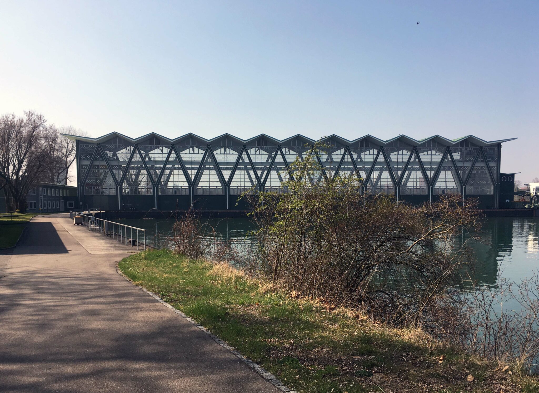 Kraftwerk von Insel aus