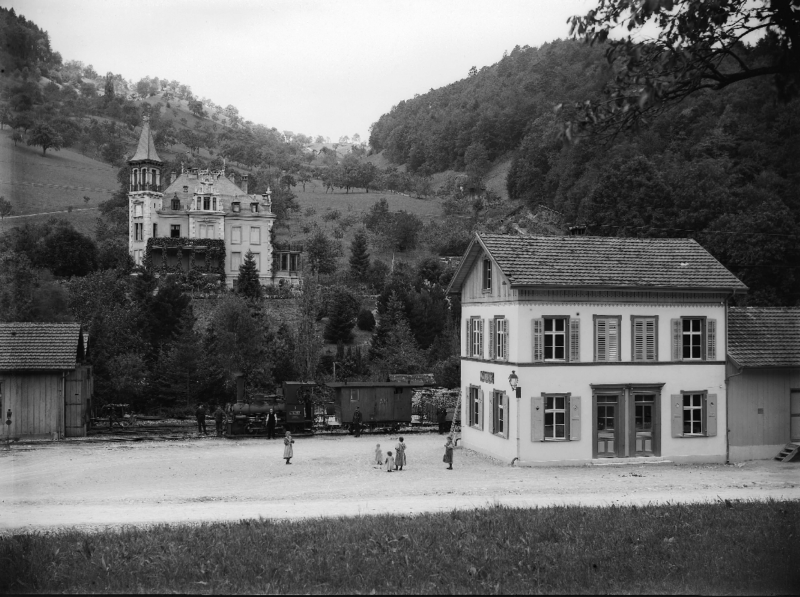 Bahnhof Waldenburg mit Villa Gelpke/Thommen im Hintergrund, STABL_PA_6412_01_01_278, Fotoarchiv der Firma Lüdin AG, Staatsarchiv Basel-Landschaft