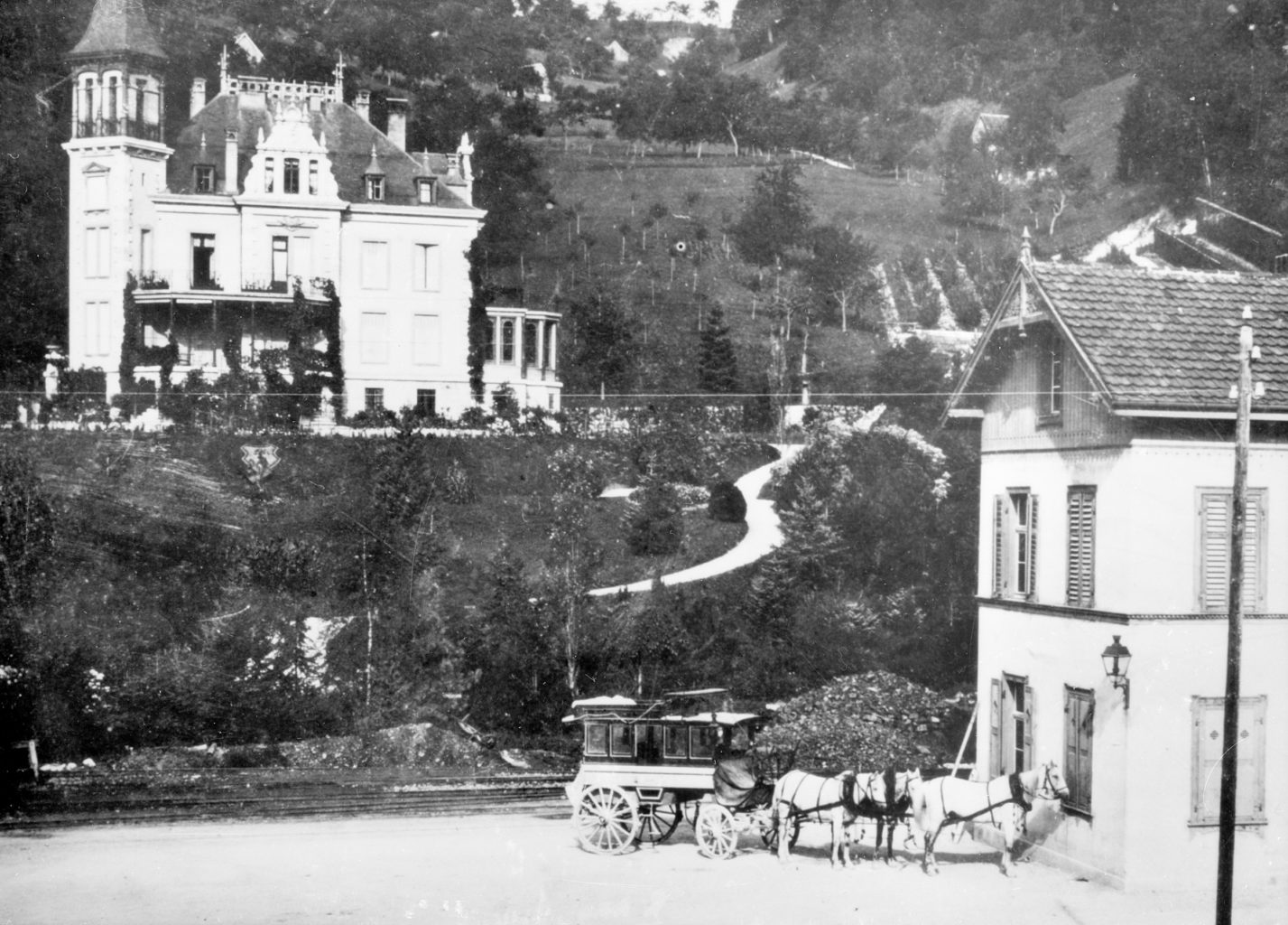 Gut zu sehen: Landschaftspark, im Vordergrund die Postkutsche nach Balsthal, STABL_PA_6292_01.763, Fotosammlung Seiler Arnold und Junior, Liestal, Staatsarchiv Basel-Landschaft