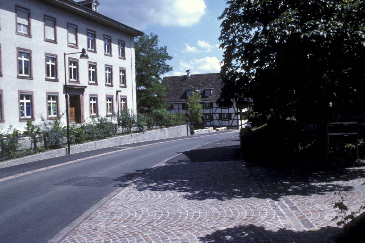 Schulhaus Schönenbuchstrasse, Signatur: F4.02-030.53, Fotograf: Hans Leu, Tiefbauamt, Staatsarchiv Basel-Landschaft