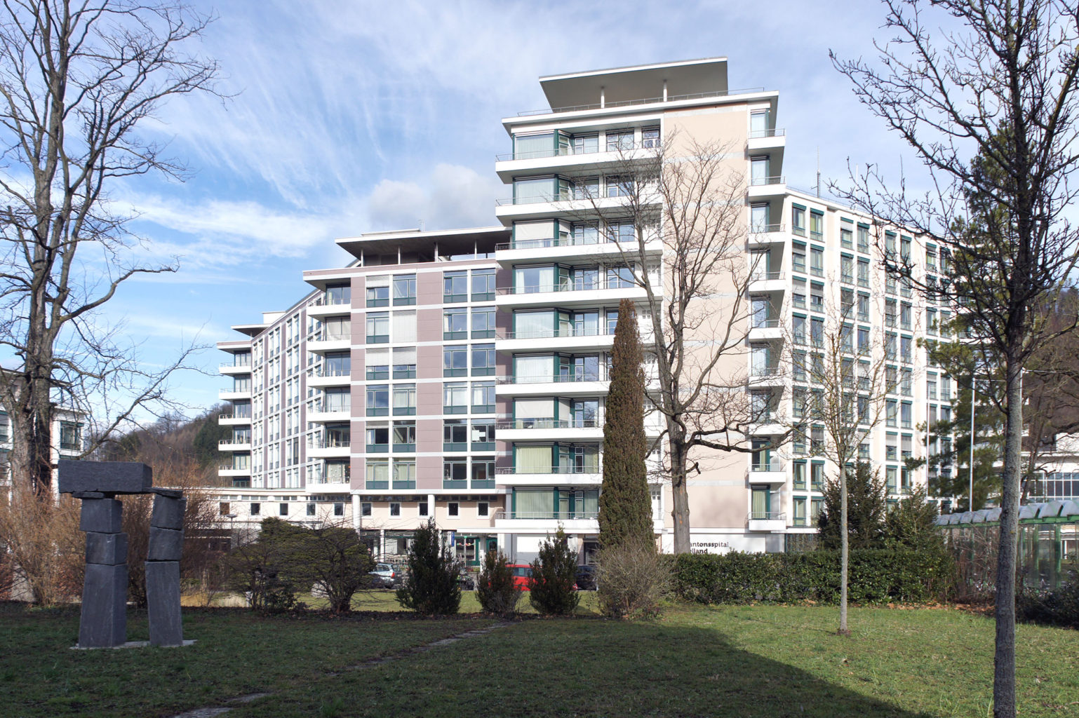 Die Erweiterung (hinten links) wirkt deutlich flächiger, Liestal, 2018 © Architektur Basel