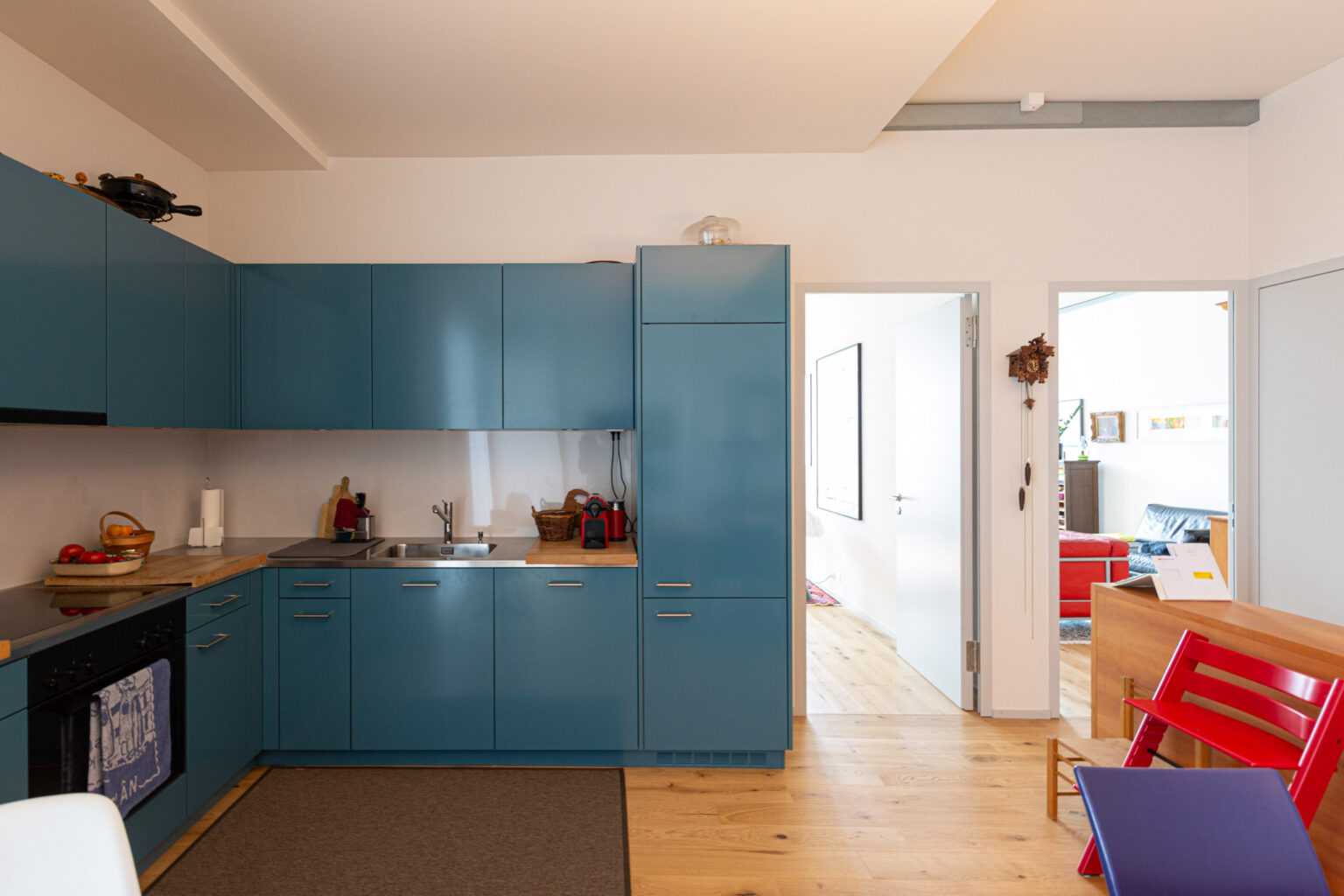 Die Küche und der zentrale Wohnraum © Armin Schärer : Architektur Basel