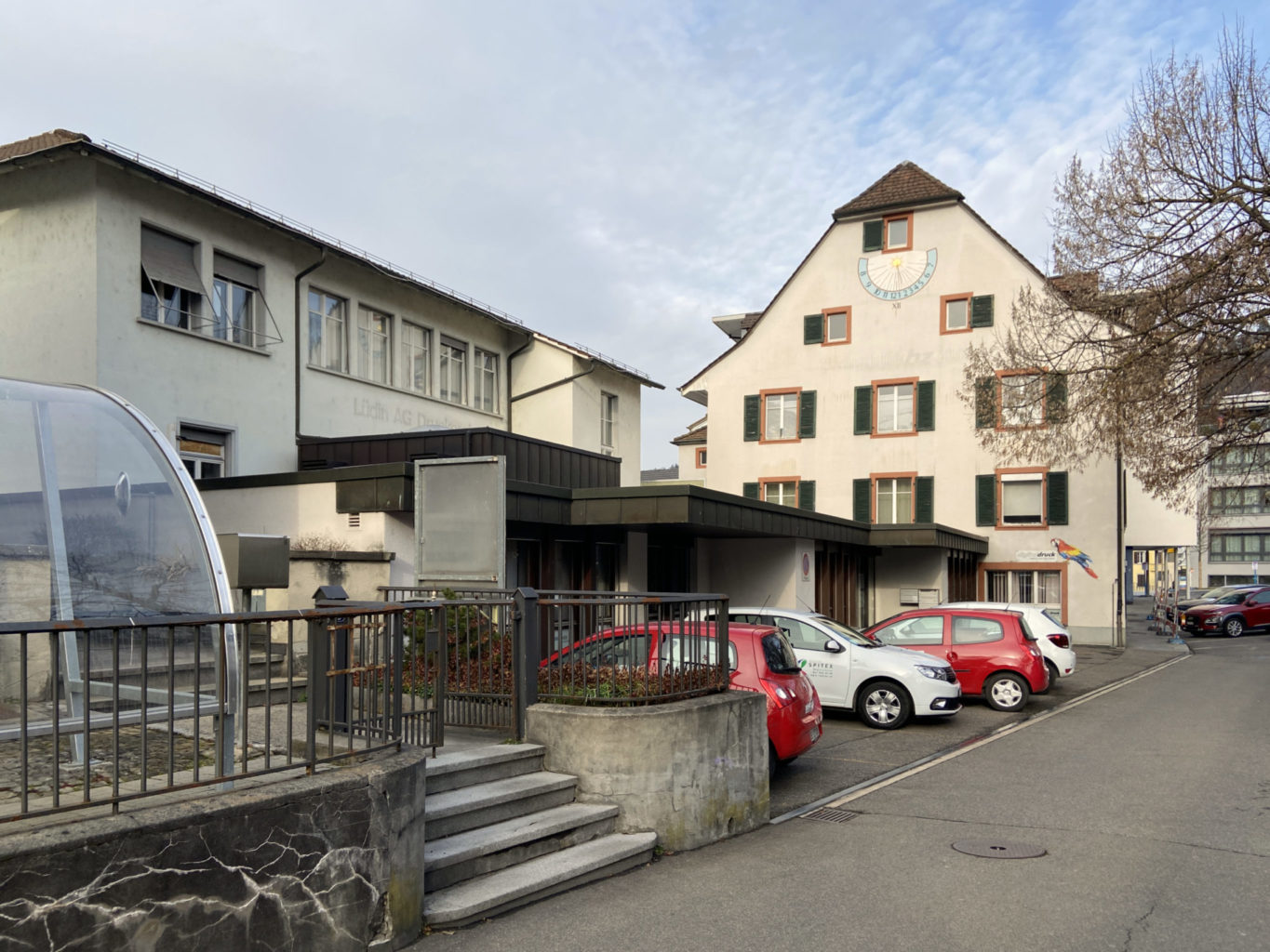 Das Vorstadthaus (mit der Sonnenuhr) bleibt bestehen! © Simon Heiniger / Architektur Basel