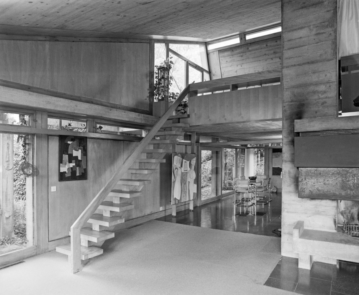 Rolf G. Otto, Einfamilienhaus Otto, Liestal (BL), 1958/59. Wohnzimmer mit Galerie und Essbereich. Der Schornstein des Cheminées bildet einen Ankerpunkt des Hauses. Foto: Heiner Grieder