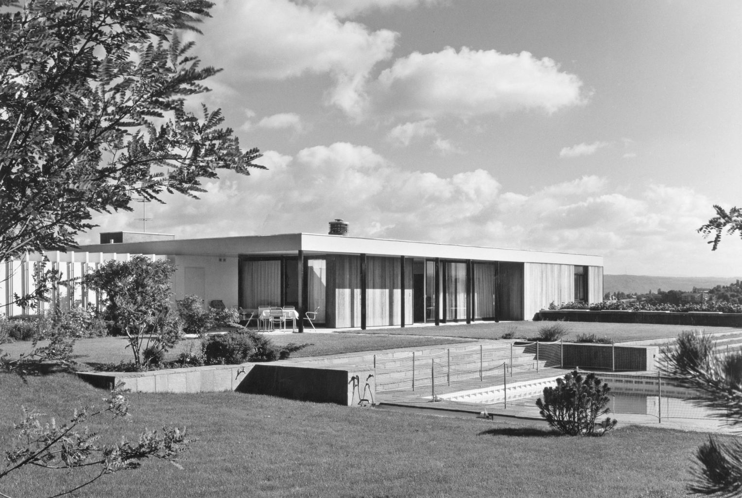Suter & Suter, Einfamilienhaus in Binningen (BL), 1960/61. Eine konsequent moderne Gestaltung mit präzisen Formen, klaren Linien und einer überzeugenden Einbettung des Baukörpers ins Gelände sind für dieses elegante Einfamilienhaus charakteristisch. Foto: Peter Heman. SWA, PA 510, Suter & Suter/© Nachlass Peter Heman (Peter Röllin)