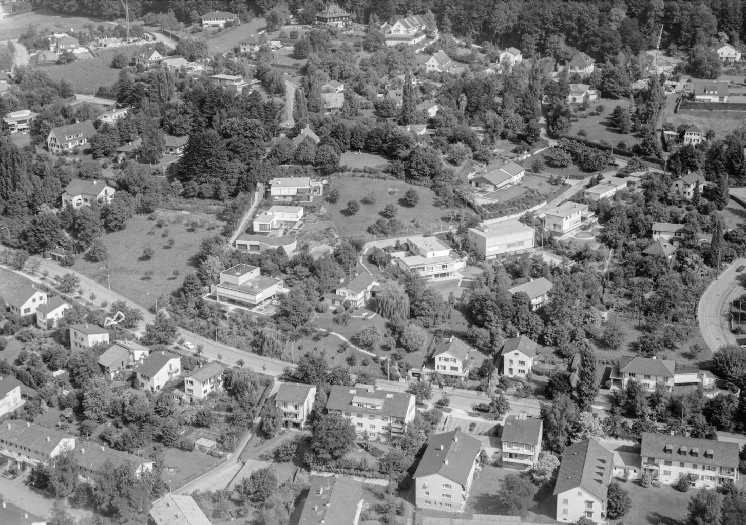Wachsender Flächenkonsum in der Hochkonjunktur: Riehen (BS). Blick gegen den Ausserberg. In der Bildmitte die neu angelegte Stichstrasse Am Hang mit modernen, flachgedeckten Einfamilienhäusern. Foto: Swissair Photo AG. ETH-Bibliothek Zürich, Bildarchiv/Stiftung Luftbild Schweiz