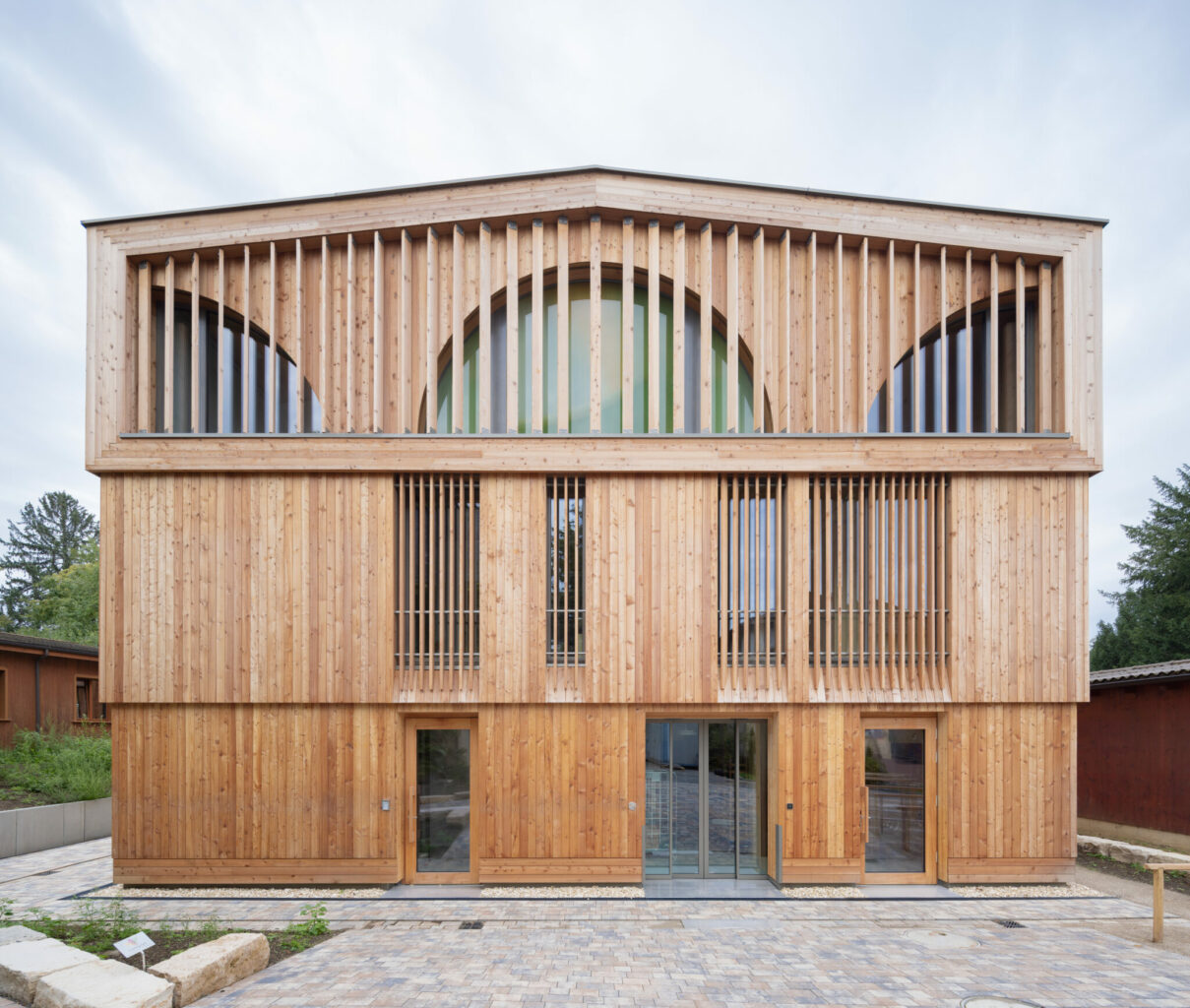 Neubau Heilmittellabor Klinik Arlesheim «HML», Arlesheim: Das Mandat der Perita AG umfasste das Kosten- und Baumanagement. Verwendung von leimfreiem Mondholz. Architektur: ARGE Klinik Arlesheim Architekten (BSS Architekten AG, Schwyz; Medplan Engineering