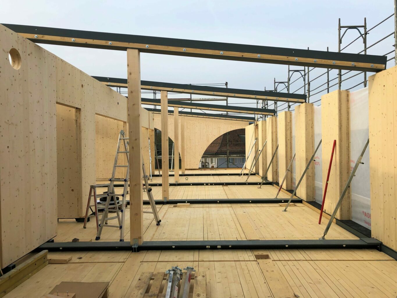 Neubau Heilmittellabor Klinik Arlesheim «HML», Arlesheim: Das Mandat der Perita AG umfasste das Kosten- und Baumanagement. Verwendung von leimfreiem Mondholz. Architektur: ARGE Klinik Arlesheim Architekten (BSS Architekten AG, Schwyz; Medplan Engineering