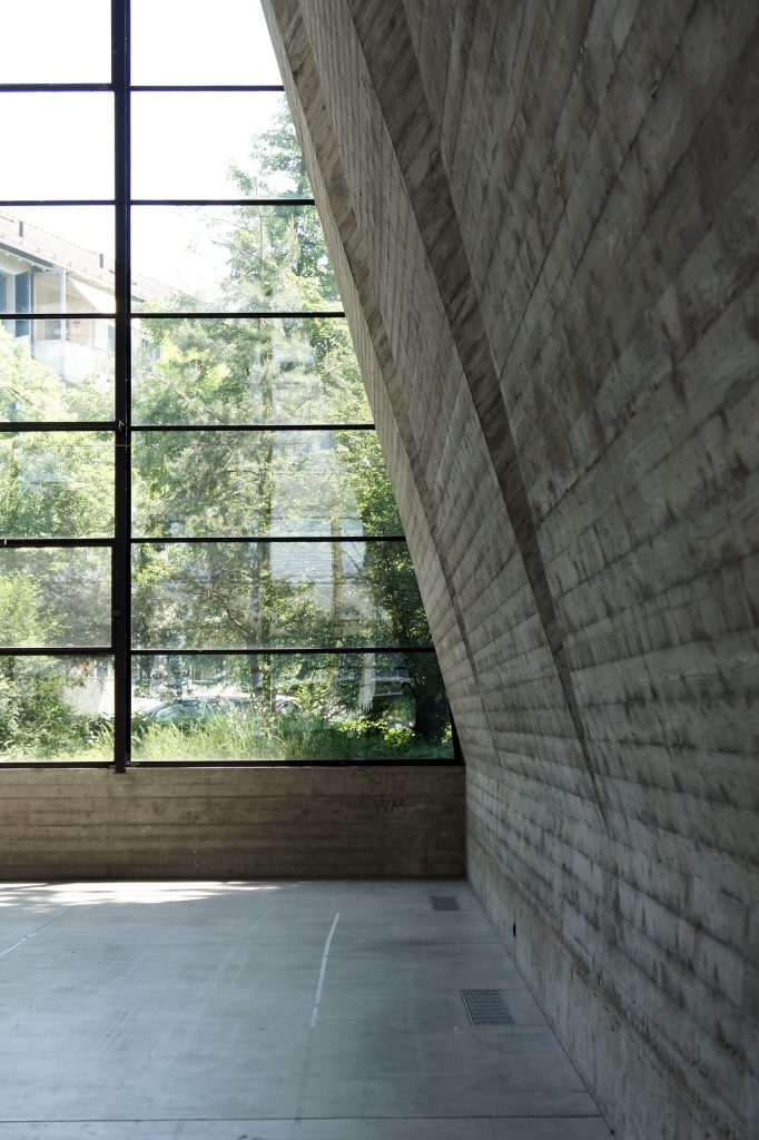 Die grosszügige Verglasung der Maurerhalle verbindet Innen und Aussen © Architektur Basel