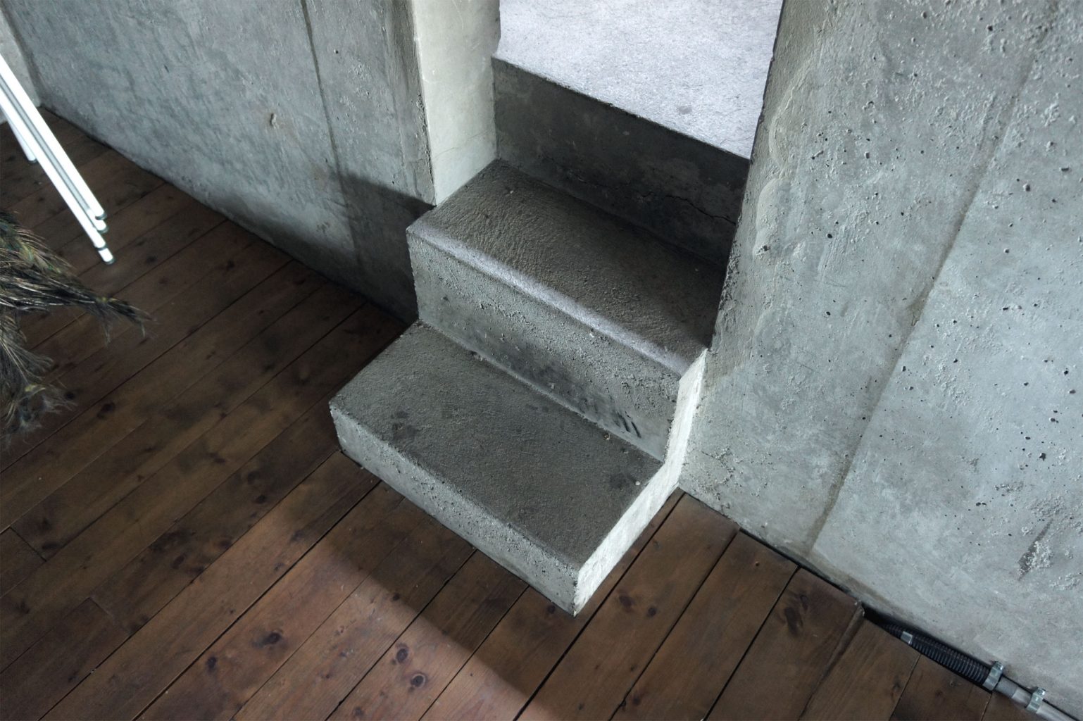 Minitreppe ins Hinterzimmer des LehrerInnenzimmers © Architektur Basel