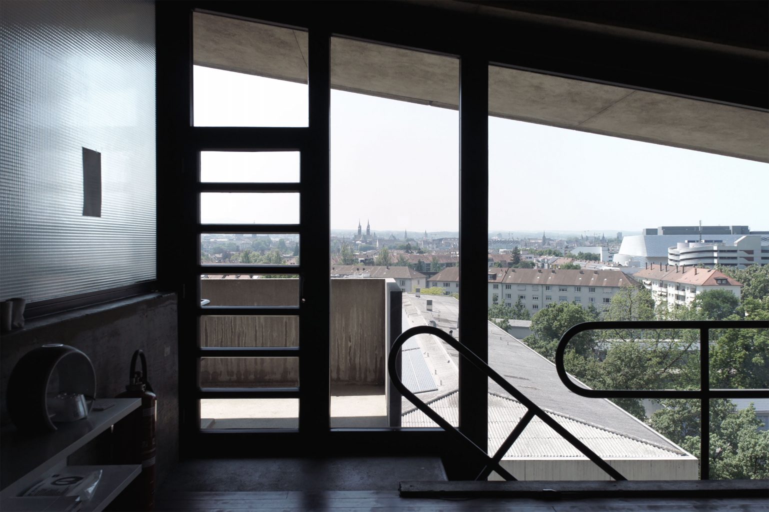 Man beachte das Treppengeländer zum LehrerInnenzimmer © Architektur Basel