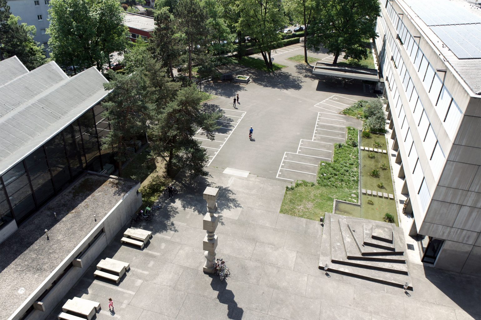 Blick von oben auf die Bauteilsäule von Hans Arp und die Sitzpyramide von Armin Hofmann © Architektur Basel