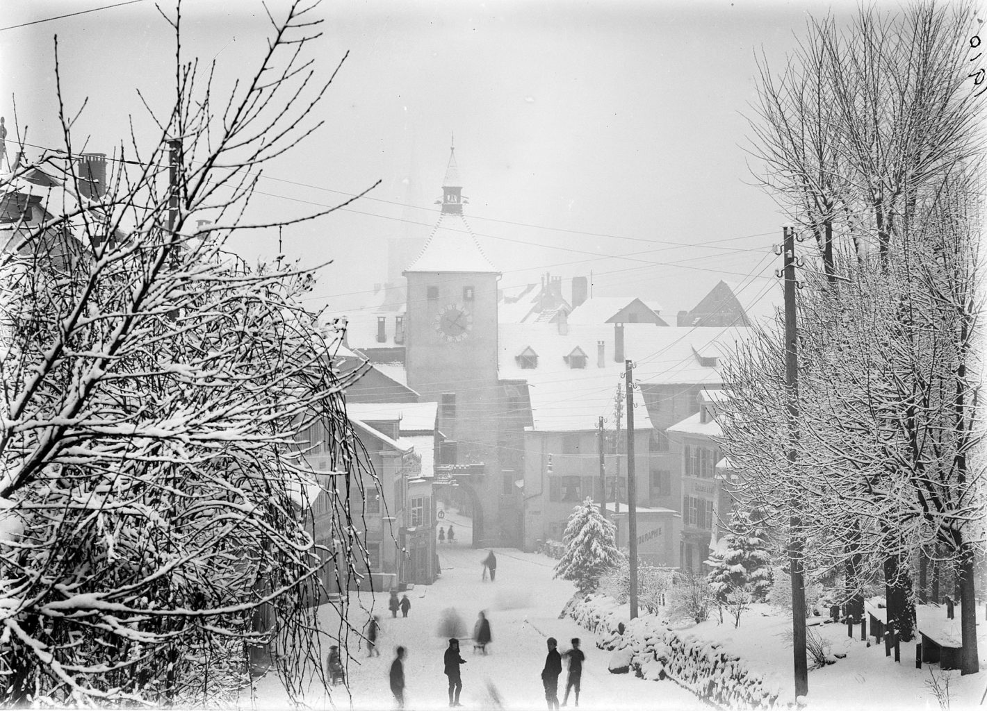 Blick von der verschneiten Burgstrasse in Richtung Obertor (ohne Bemalung), Liestal 1895, STABL_PA_6292_01.267, Fotosammlung Seiler Arnold und Junior, Liestal, Staatsarchiv Basel-Landschaft