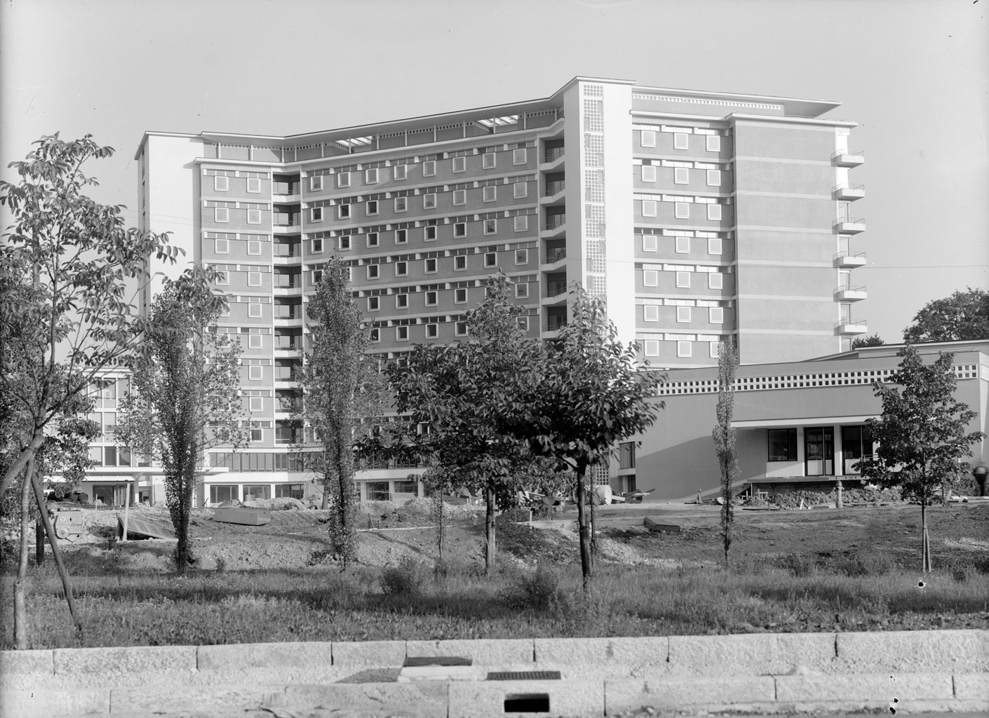 Nord-Ansicht, im Vordergrund der Küchentrakt, Liestal 1962, STABL_PA_6292_01.499, Fotosammlung Seiler Arnold und Junior, Liestal, Staatsarchiv Basel-Landschaft