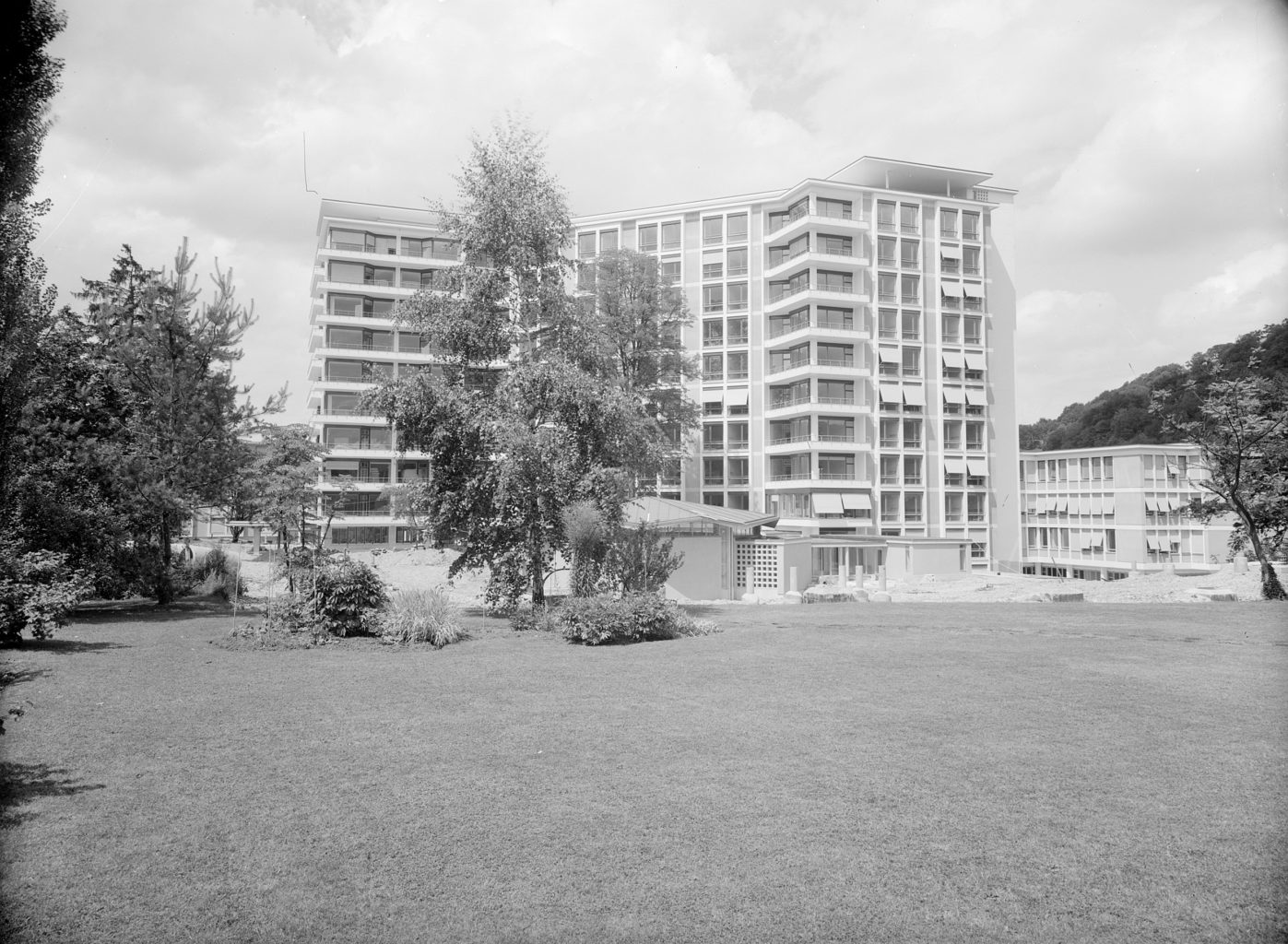Süd-Ost-Ansicht, im Vordergrund die achteckige Spitalkapelle, Liestal 1962, STABL_PA_6292_01.503, Fotosammlung Seiler Arnold und Junior, Liestal, Staatsarchiv Basel-Landschaft