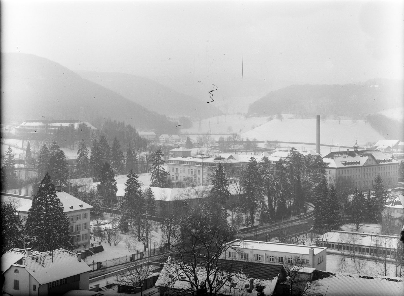 Blick aus dem Bettenhochhaus des neuen Kantonsspitals zum alten Birmann-Spital (1875) und dem Altersheim (1854), Liestal STABL_PA_6292_01.578, Fotosammlung Seiler Arnold und Junior, Liestal, Staatsarchiv Basel-Landschaft