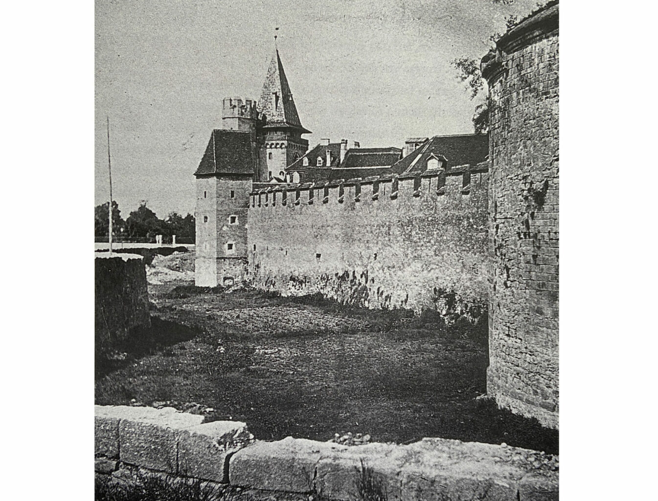 Stadtbefestigung mit Graben beim «Fröschenbollwerk, im Hintergrund das Spalentor. Foto: Foto Wolf, um 1865. Der Graben ist damals bereits aufgefüllt, die Kontermauer teilweise abgetragen – aus Stadt.Geschichte.Basel Band 5