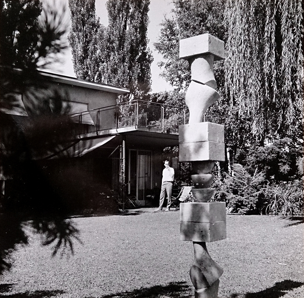 Garten der Familie Baur an der Peter Ochs-Strasse 3. Im Vordergrund eine verkleinerte Version Arps Betonstele im Massstab 1:2. Fotografie aus Privatarchiv.
