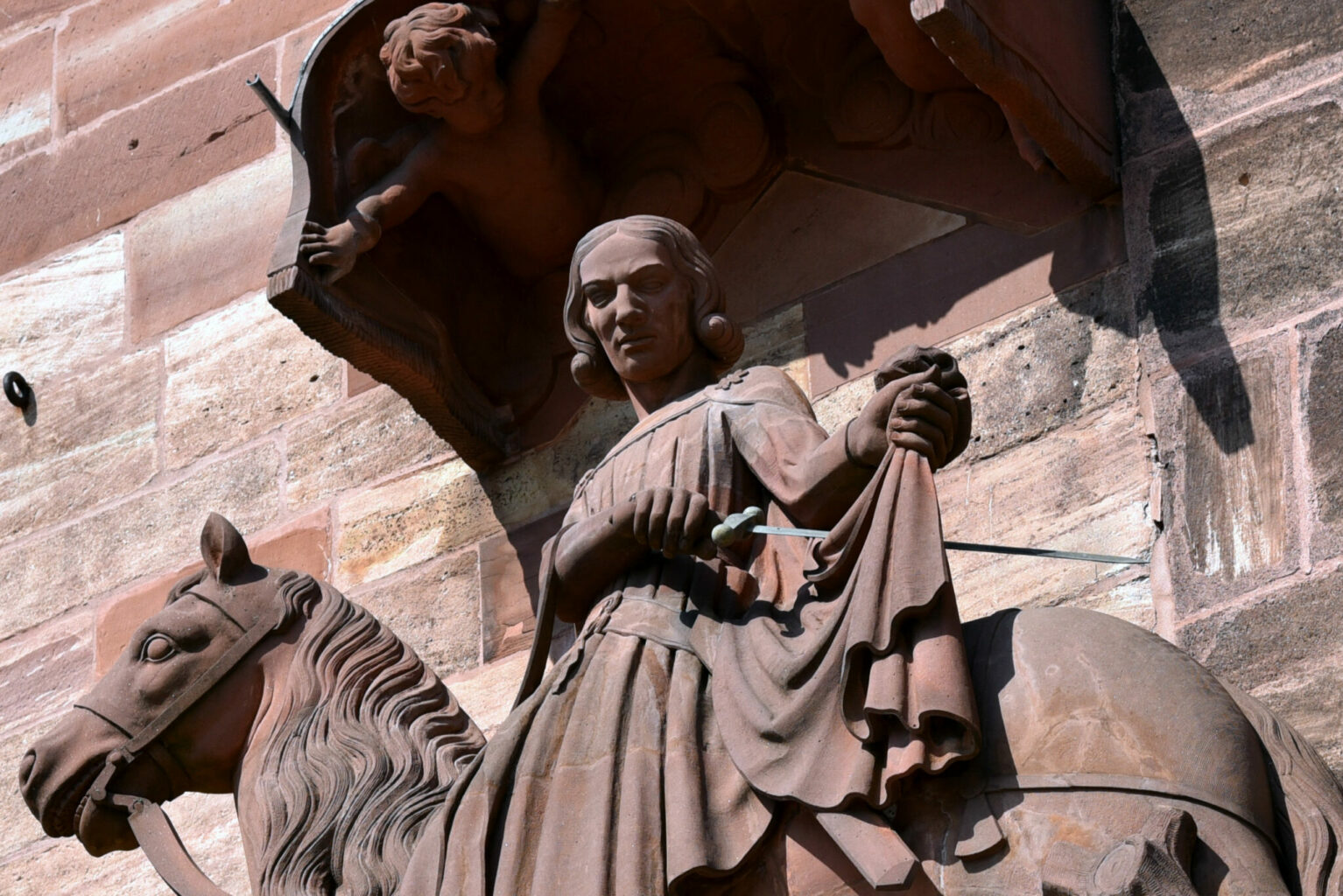 Der heilige Martin schneidet seinen Mantel entzwei © Simon Heiniger / Architektur Basel