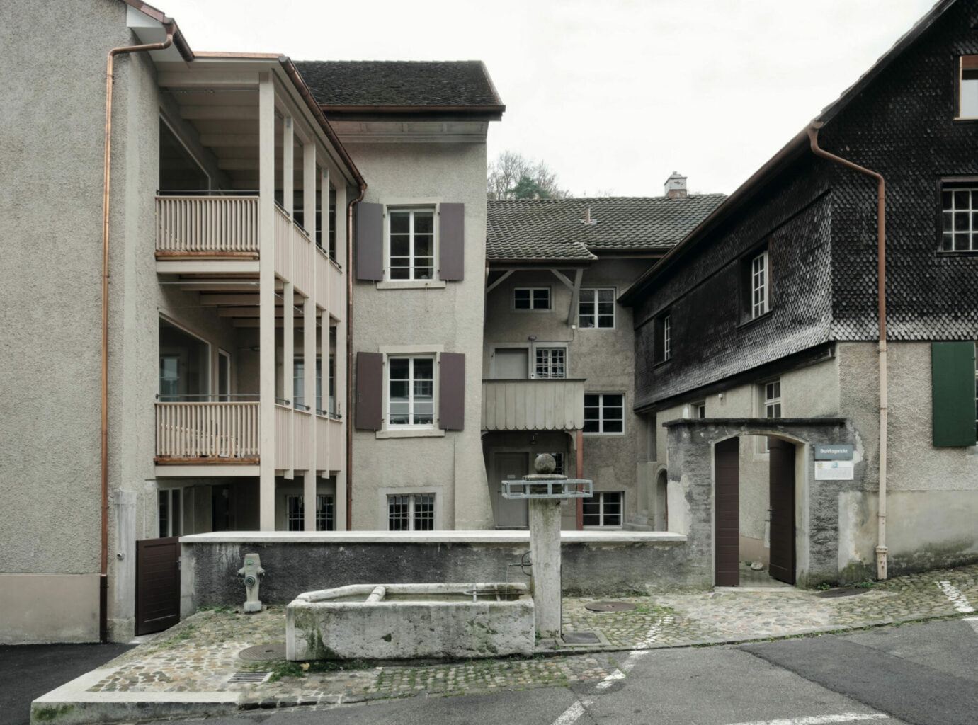 Altstadtpoesie mit dem gewissen Etwas: Die neue Laube und die Reduktion der Hofmauer bringen das Gebäude und den Strassenraum zusammen. Foto © Annette Fischer
