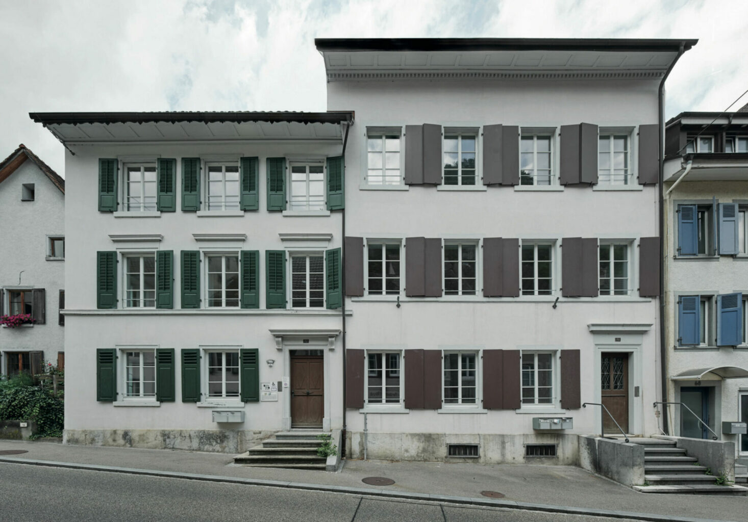Die strenge Gliederung in drei und vier Achsen zur Hauptstrasse hin wurde beibehalten. Foto © Annette Fischer