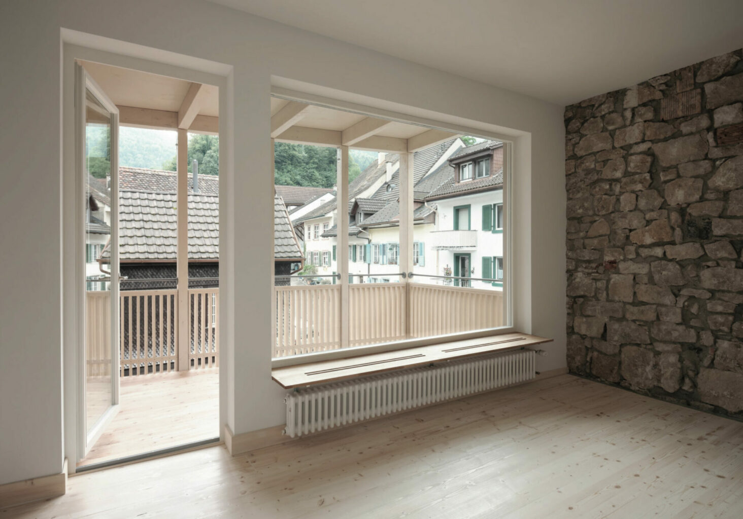 Die grosse Öffnung leitet den Blick über die Laube von Nr. 70 den Adelberg hinauf und holt die Altstadt in die Küche. Foto © Annette Fischer