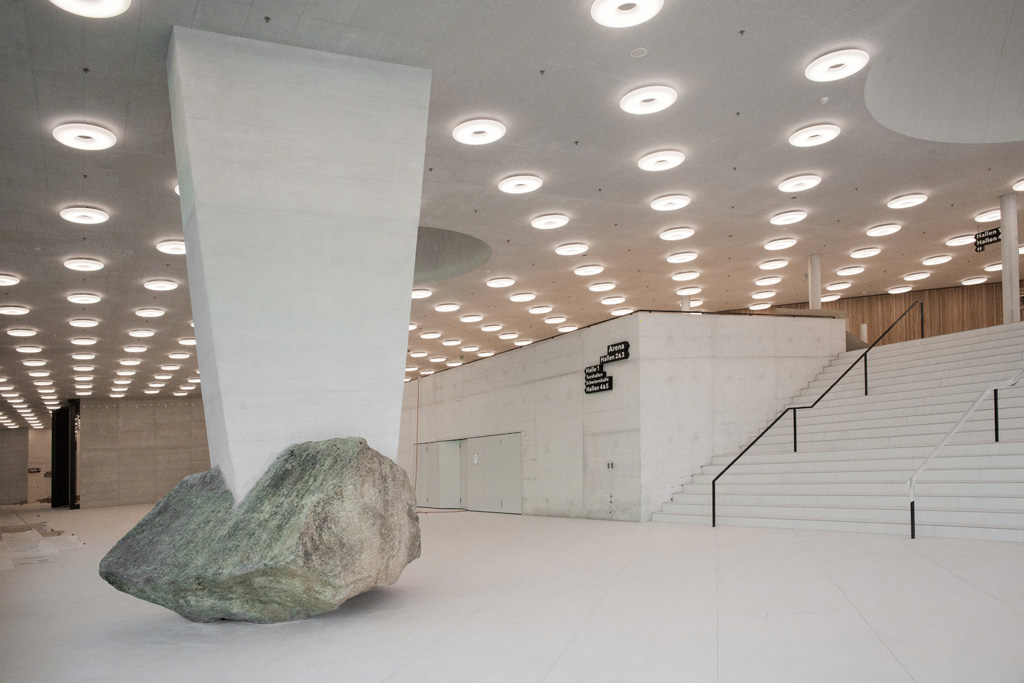 «Unverrückbar» von Eric Hattan, 2017, Foyer St. Jakobshalle (Arch. Berrel Berrel Kräutler mit Degelo Architekten), Basel © Olivier Christe, Basel