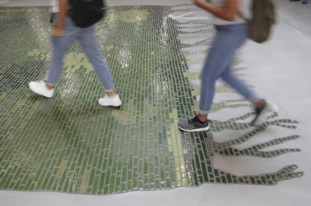 «Teppich (It’s this rug I have, it really tied the room together)», Julia & Claudia Müller, 2013 © Kunstkredit Basel-Stadt