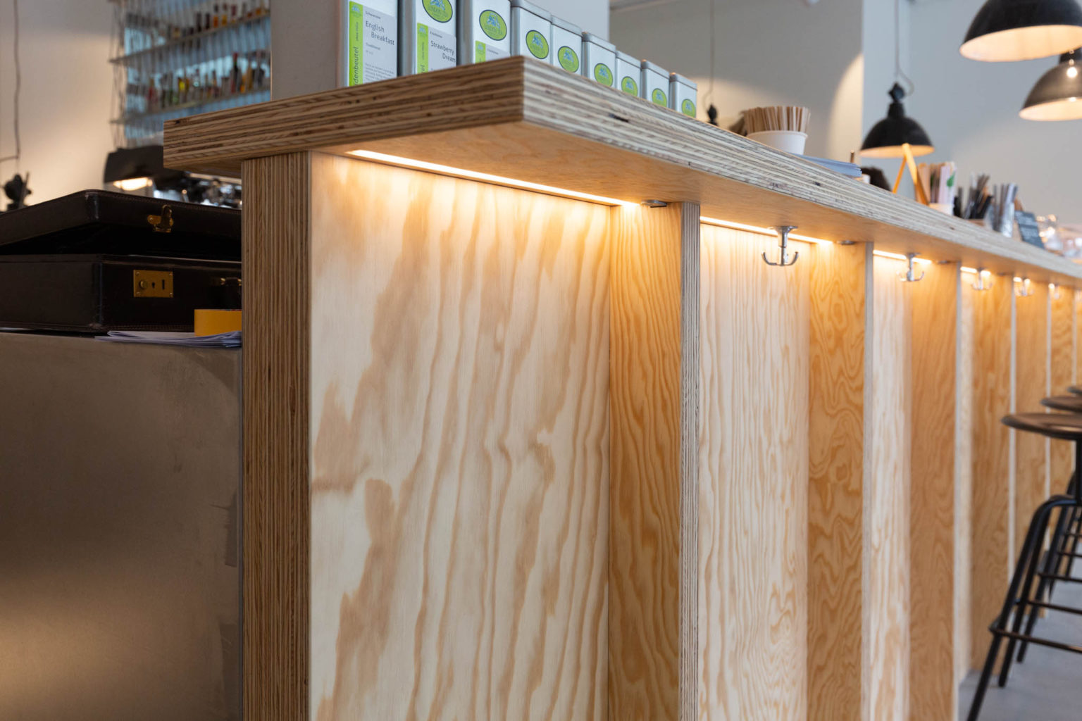 Tresen aus Sperrholz © Architektur Basel