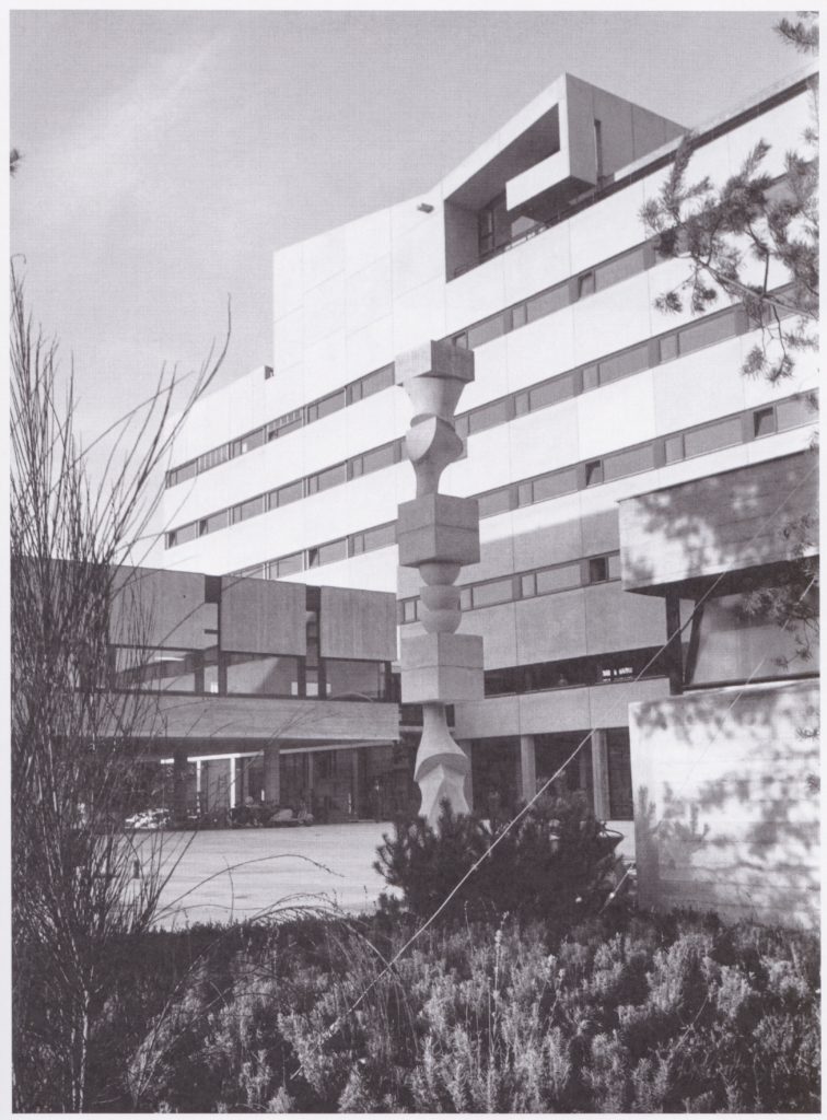 Betonstele «Colonne aux éléments interchangables», Hans Arp, 1960. © (Fotografie Bau- und Verkehrsdepartement des Kantons Basel-Stadt, [s.d.], in: Hermann Baur - Sachlichkeit in Beton. Bau- und Verkehrsdepartement des Kantons Basel-Stadt (Hrsg.), Niggli,
