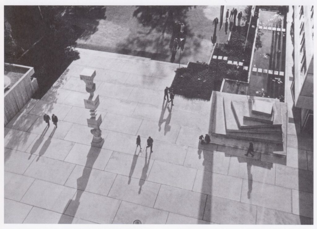 Betonstele «Colonne aux éléments interchangables» von Hans Arp ©  (1960) und Stufenpyramide von Armin Hofmann (1960). (Fotografie Foto Merkle, [s.d.], in: Hermann Baur - Sachlichkeit in Beton. Bau- und Verkehrsdepartement des Kantons Basel-Stadt (Hrsg.),
