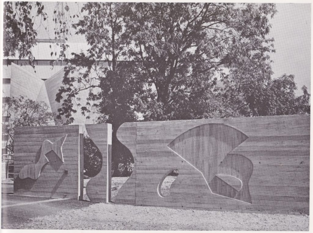 Wandrelief © Fotografie P. und E. Merkle, [s.d.], in: Der Neubau der Allgemeinen Gewerbeschule Basel. Festschrift zur Einweihung am 19.10.61, Allgemeine Gewerbeschule, Basel, 1961, o. S.