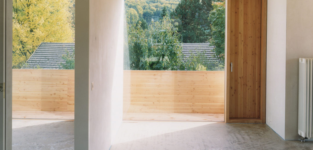 Blick aus einem rahmenlosen Fenster (Foto: Oliver Lang)