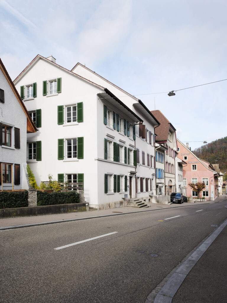 Das ehemalige Bezirksgericht liegt direkt an der Hauptstrasse © Annette Fischer