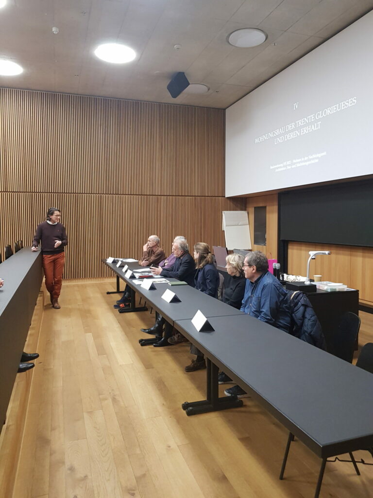 Prof. Dr. Harald R. Stühlinger leitete das Podiumsgespräch mit Vertreter:innen der Eigentümerschaft, der Kantonalen Denkmalpflege, der Gemeinde Therwil und des Baselbieter Heimatschutzes. © Anne-Catherine Schröter