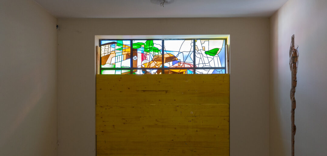 Die Glasgemälde im Treppenhaus stammen von Rudolf Maeglin (1966). Sie werden restauriert, aus denkmalpflegerischen Gründen aber nicht ertüchtigt. © Armin Schärer : Architektur Basel
