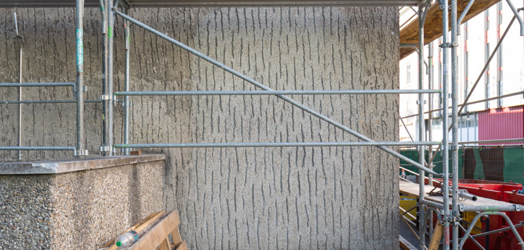 Die Seiteneingänge wurden bereits in den 80er Jahren geschlossen. Das ist heute immer noch an der anders eingebrachten Strukturierung des Putzes ersichtlich. © Armin Schärer : Architektur Basel