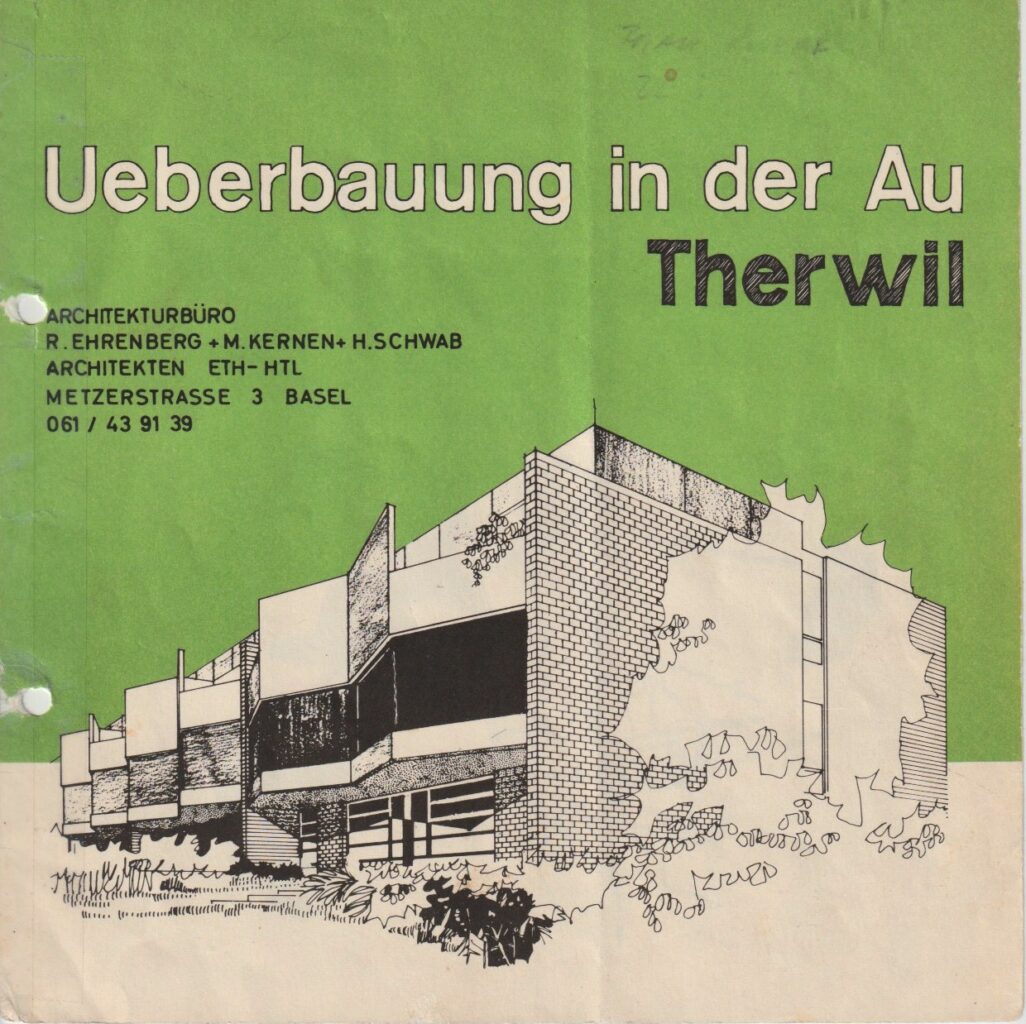 Die Überbauung in der Au wurde zwischen 1968 und 1971 auf Initiative der Architekten Robert Ehrenberg, Martin Kernen und Heinz Schwab sowie des Unternehmers Marcel Bernasconi realisiert. Die Architekten arbeiteten seit 1957 in einem gemeinsamen Büro und errichteten in der Deutschschweiz zahlreiche Wohnbauten, von Einfamilienhäusern über Reihenhäuser bis zu ganzen Siedlungen. Dabei traten sie – wie im Fall von Therwil – häufig selbst als Bauherren auf und verwalteten in der Folge die Bauten oft auch selbst. Bildquelle: Ueberbauung in der Au. Therwil. Architekturbüro R. Ehrenberg + M. Kernen + H. Schwab Architekten ETH-HTL, Basel 1969.