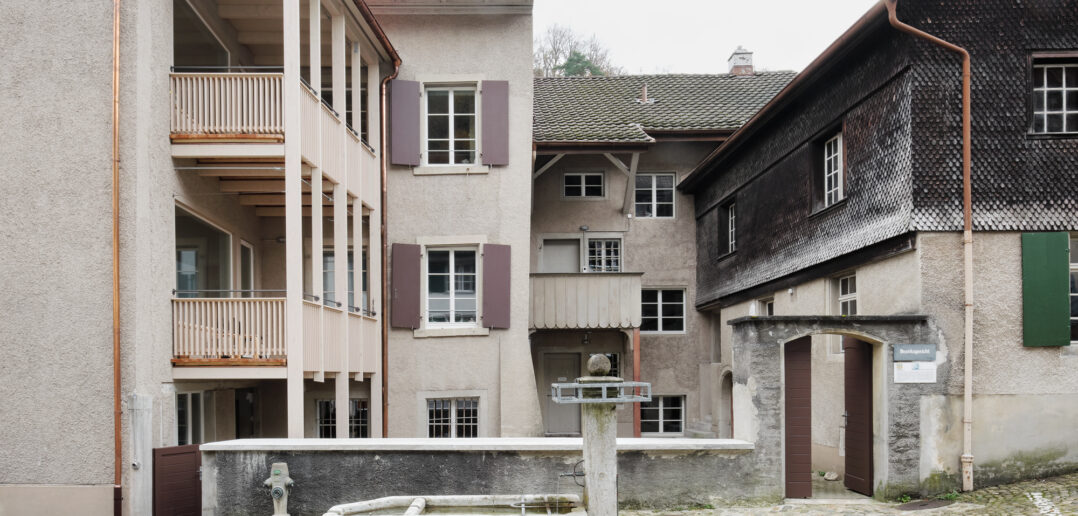 Der Hof mit Laube und abgesenkter Mauer © Annette Fischer